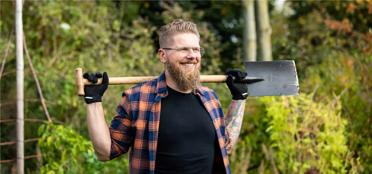 Gartengeräte - Mann mit Schaufel im Garten