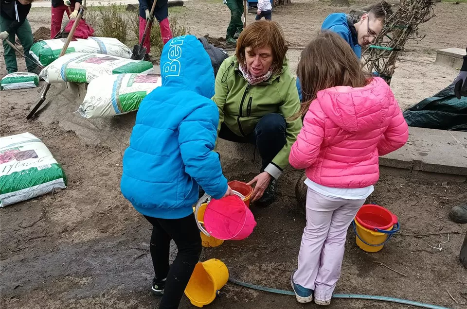 Kinder helfen beim Wässern in einer Kita Copyright DGG 1822.jpg